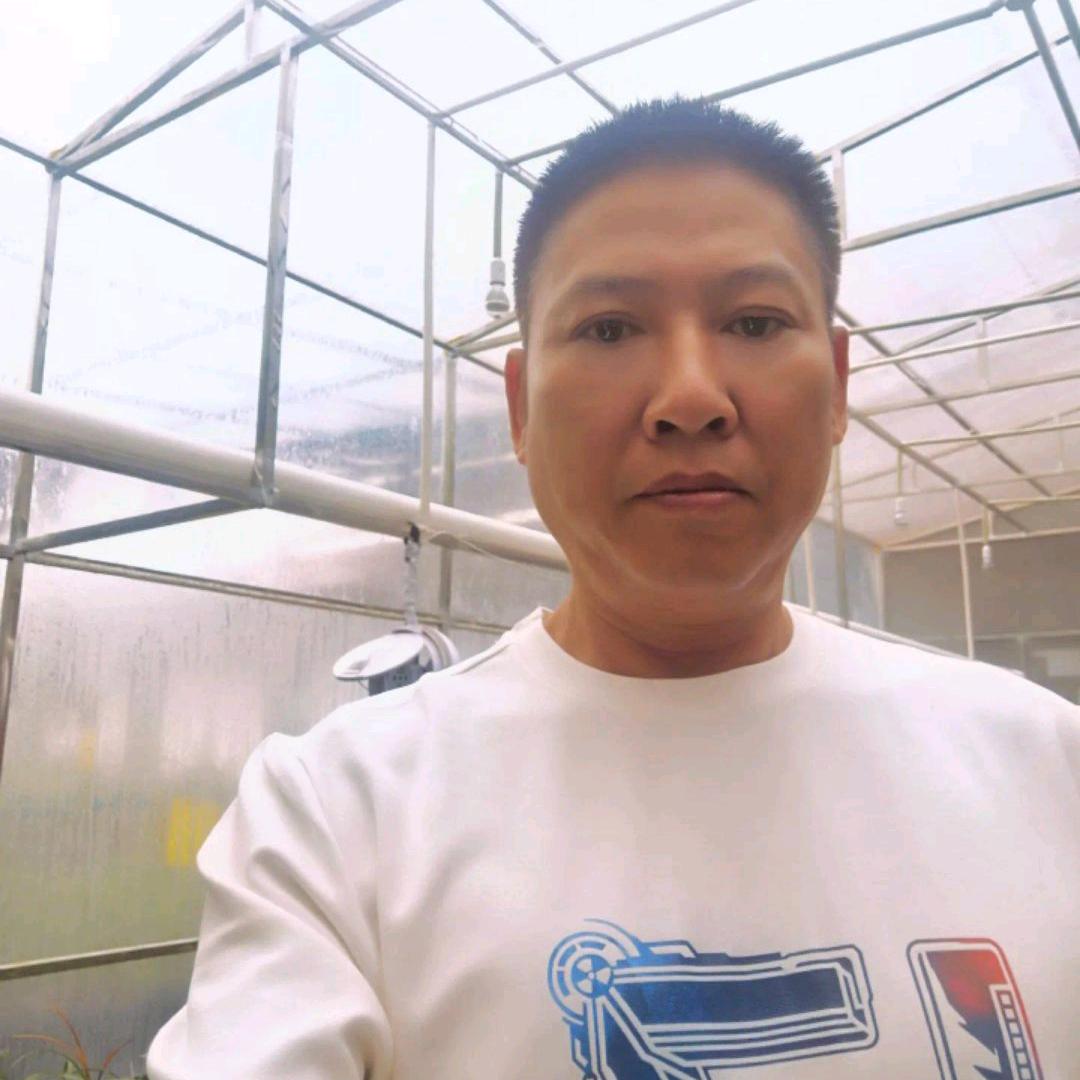 老兵从禹，爱养兰花