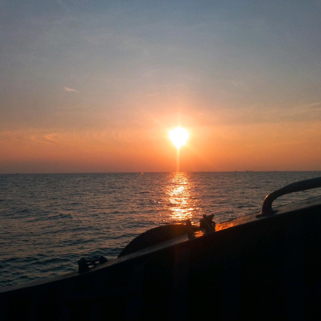 站在海边看日出