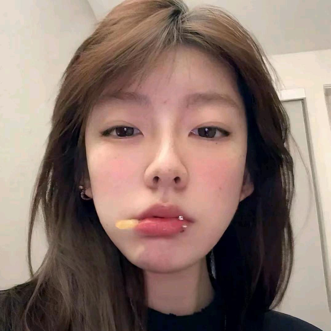 欣.