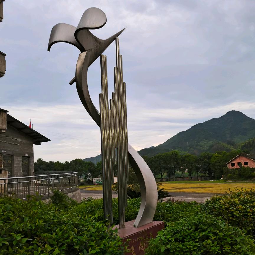 满脸皱纹的女孩