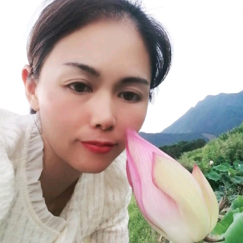 香香，本人专业做雨棚，大门室内门，铝合金