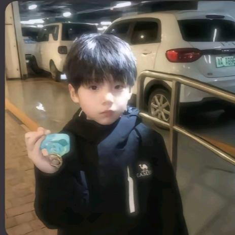 在网上跟别的女生聊天给对象拿烟头烫屁股