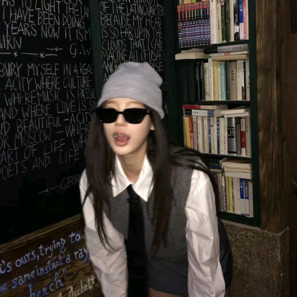 边吃酸辣脚皮边抠鼻噶的绝世美蟑螂