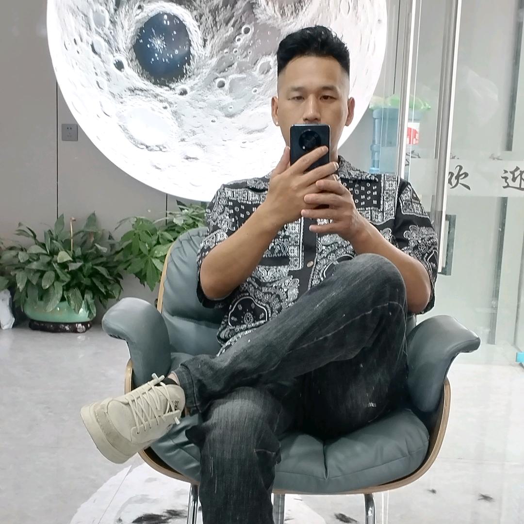 小菜（名艺世家）专业剪发，烫，染