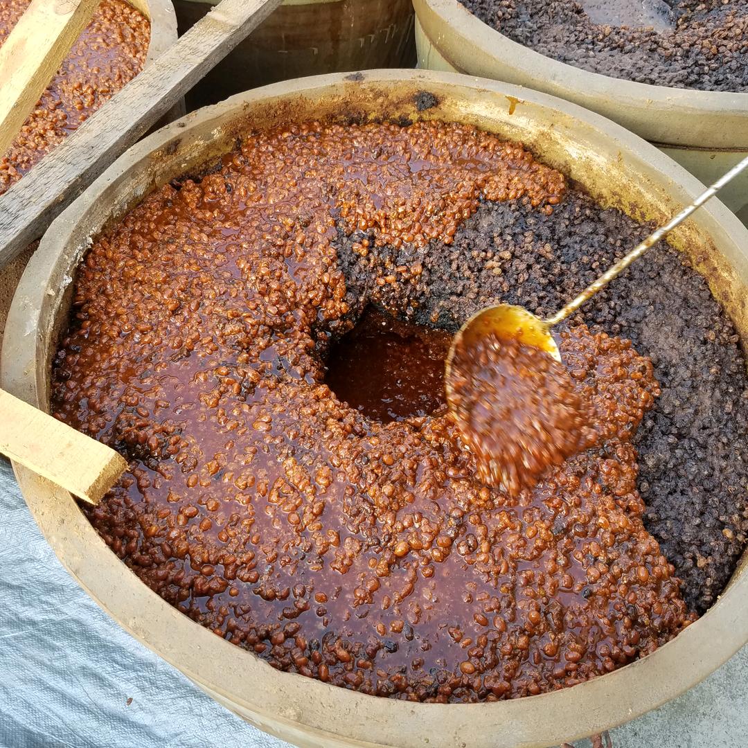 用黄豆晒出来的酱油，香，不甜。儿时的味道