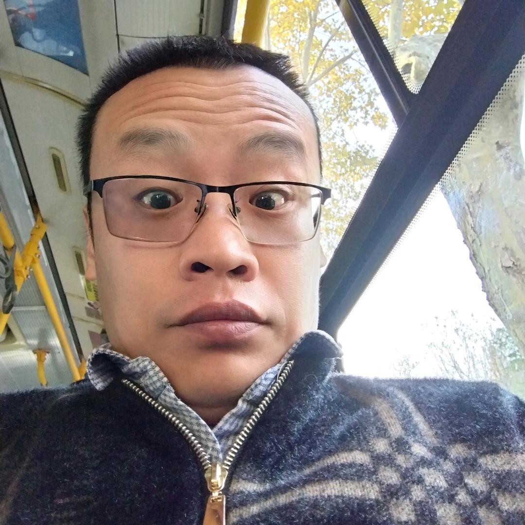 牵着狗放牛