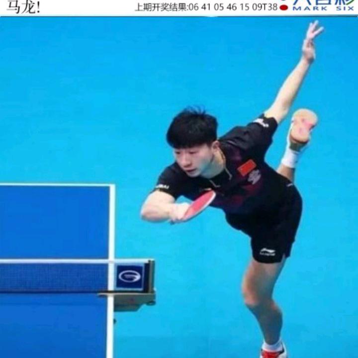 土坡上的狗尾草