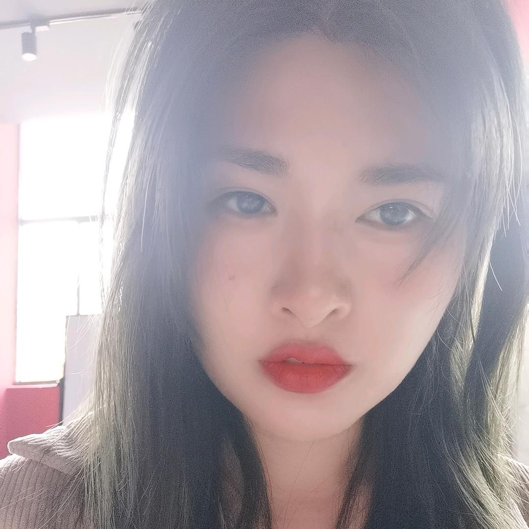 跷着二郎腿的女汉子