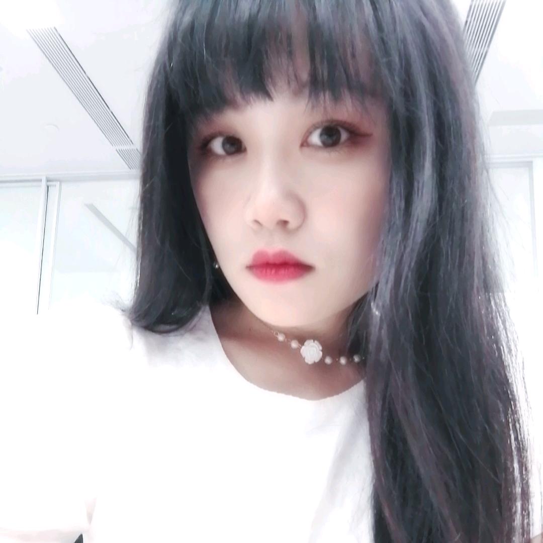 一只呆萌兔🐰