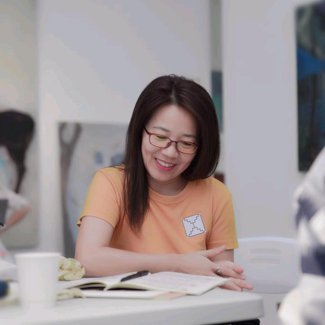 书堆里的显眼包