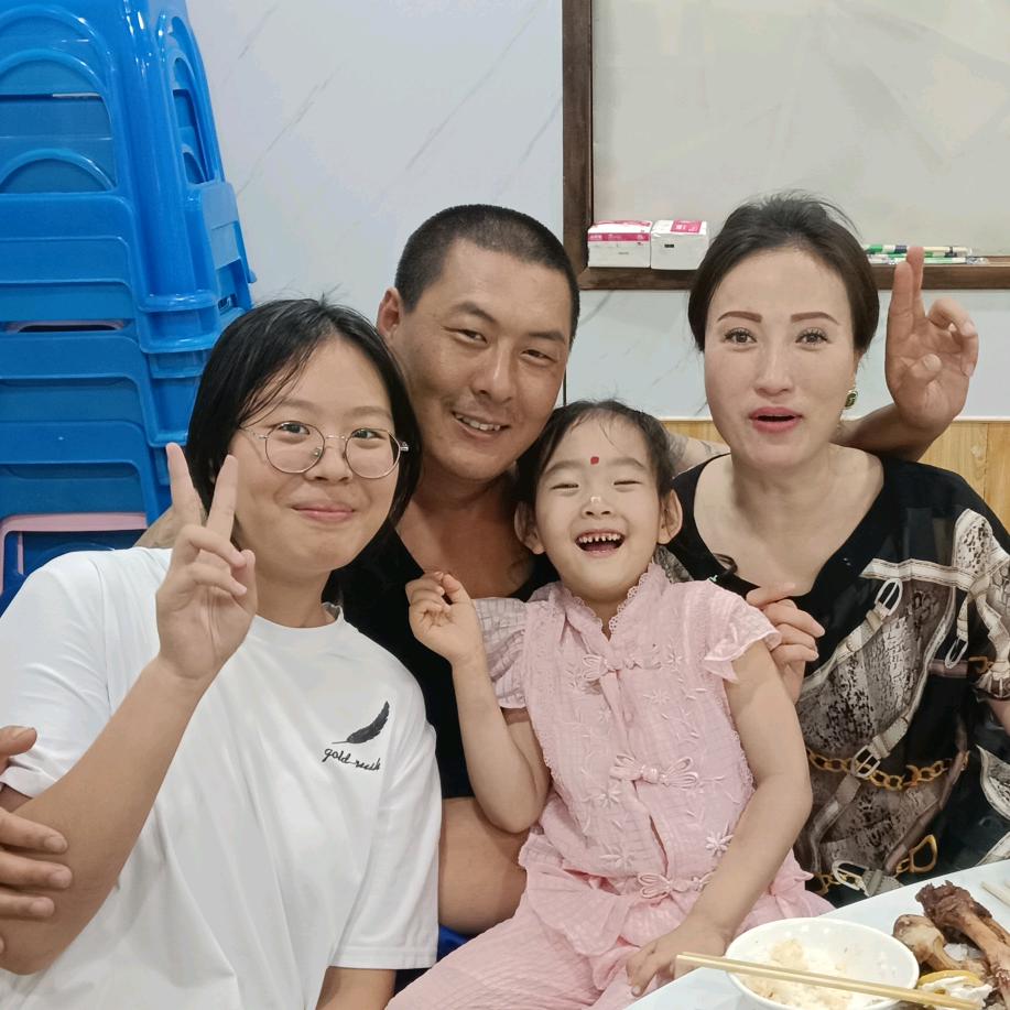 老杜夫妇 +俩女儿