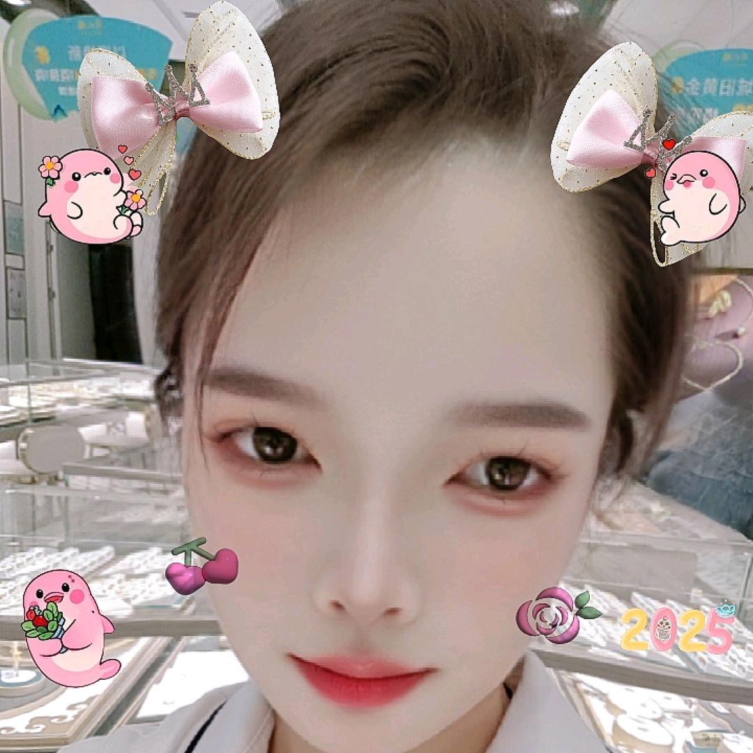 周⑥福①店珠宝柜姐