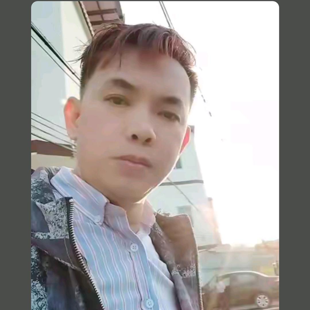 以前喜欢吃糖的男孩，现在也抽上了烟。