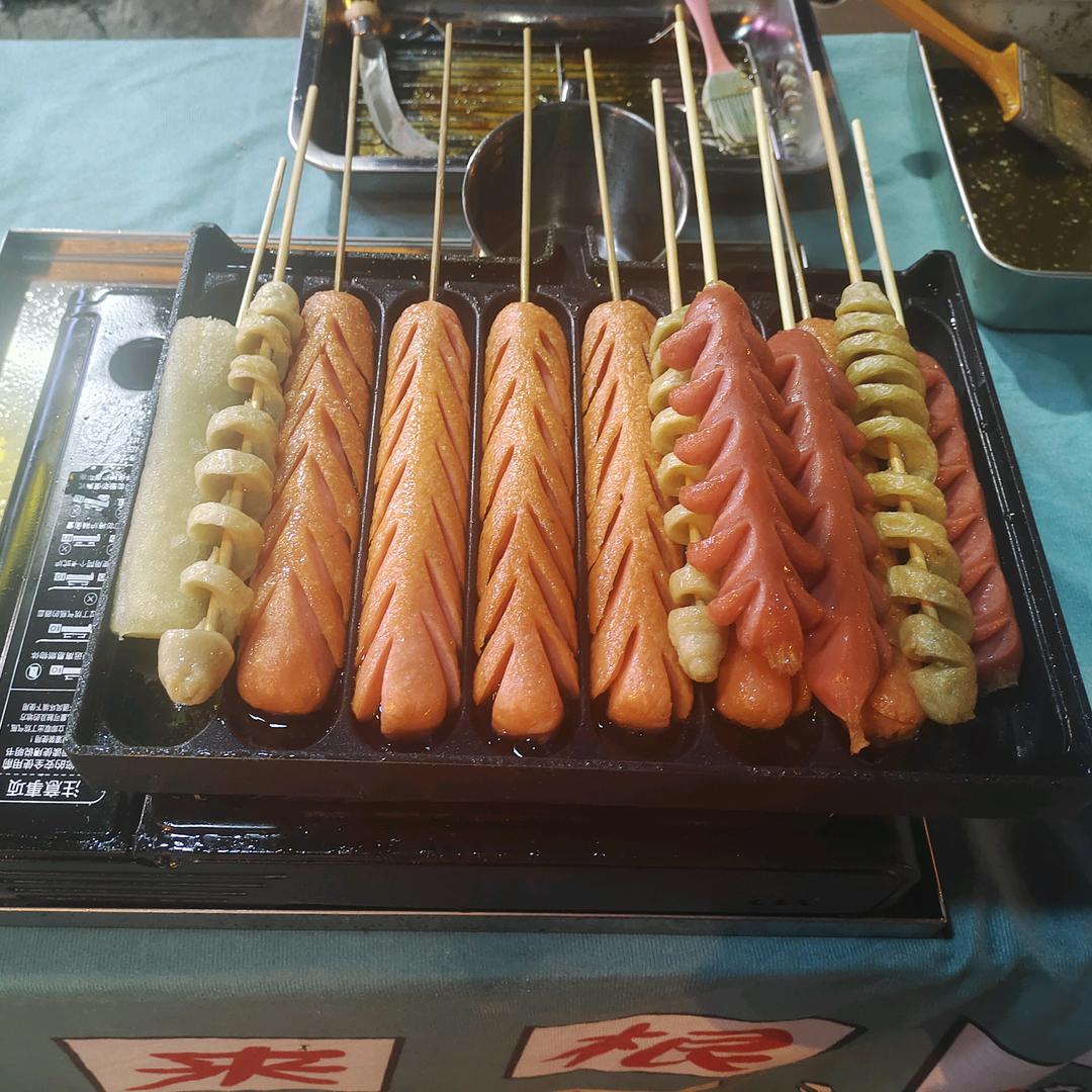 卖烤肠的小姐姐