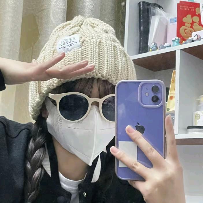 咬吸管的萌妹