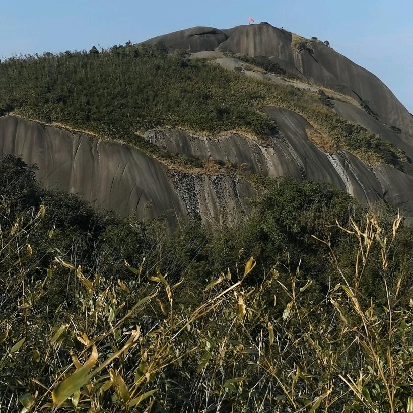梁明