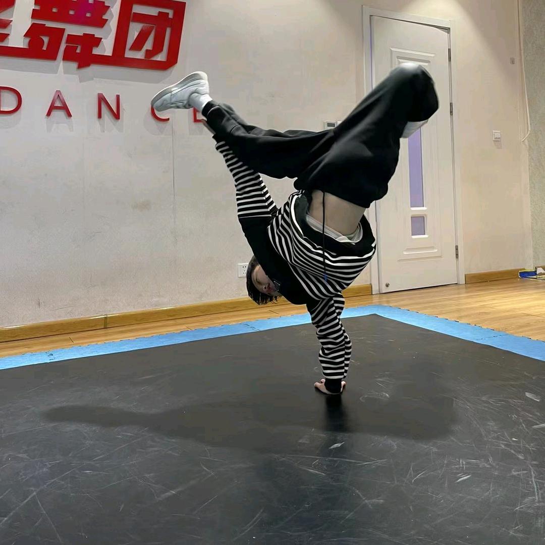 低调，