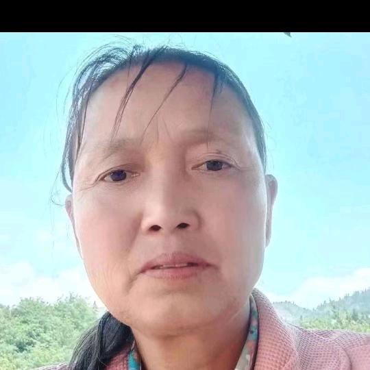 生活𣎴容易开心每一天。