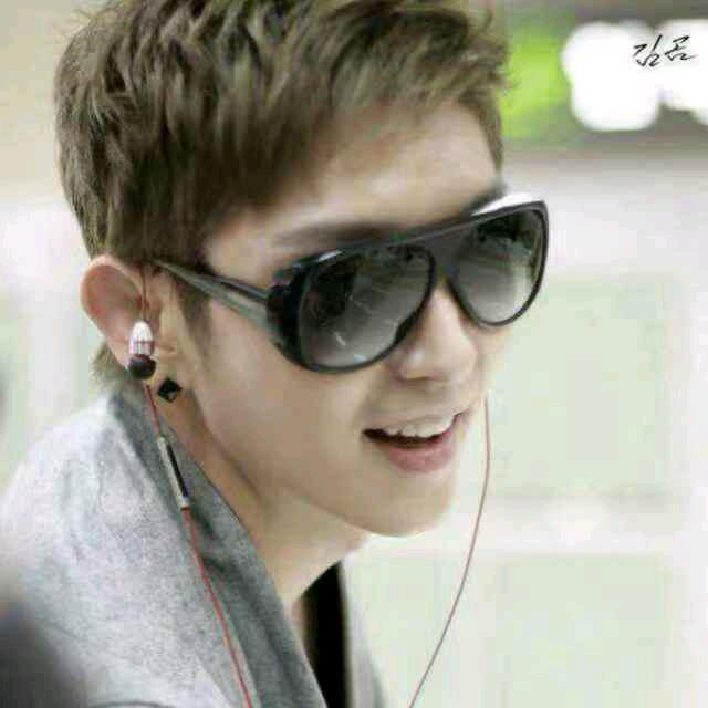 小许在路上,路上有老虎。