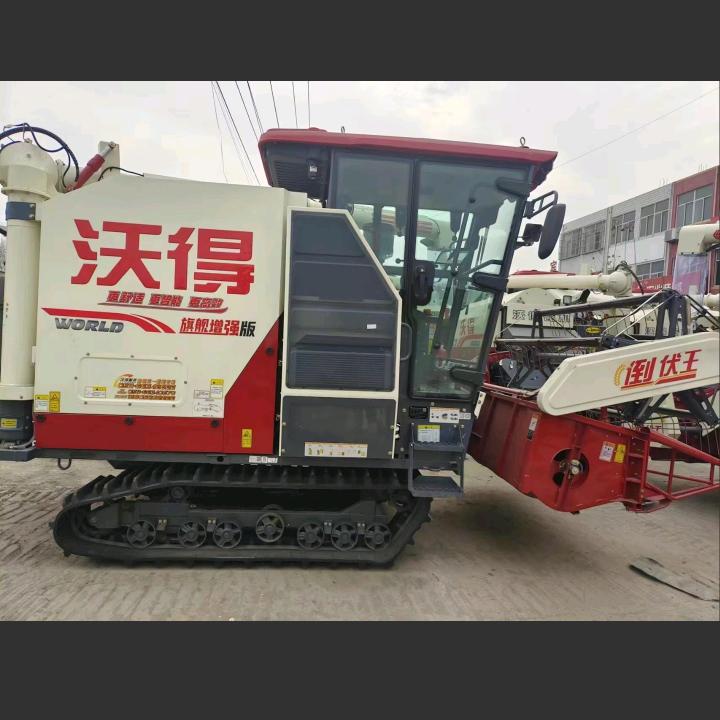 年轻小伙玩收割机