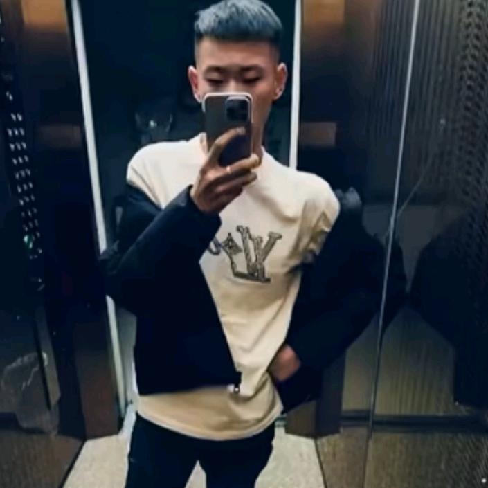 ￴ ￴ ￴ ￴牙朝阳