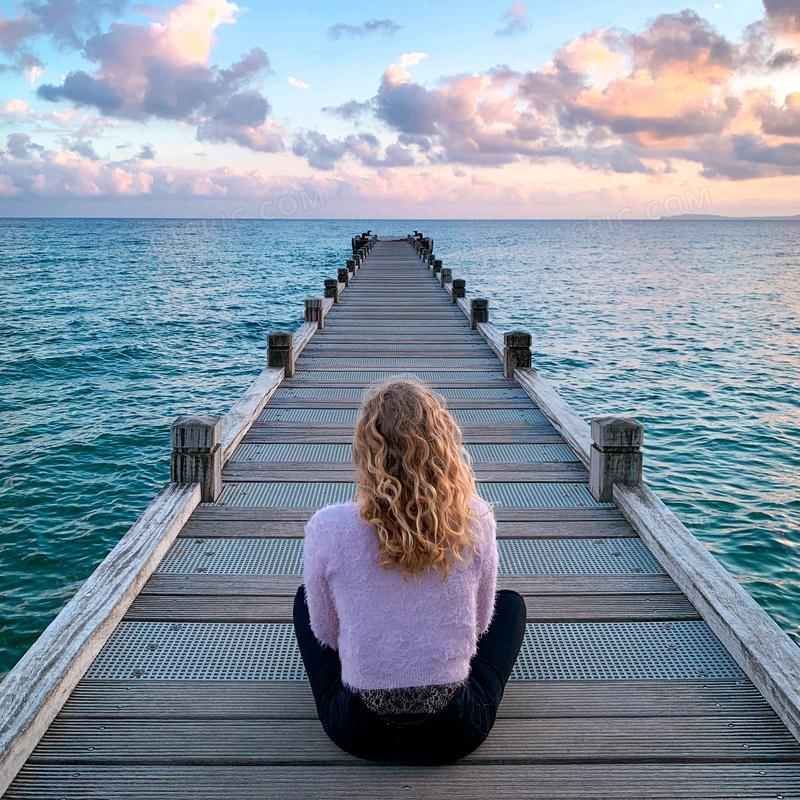 我笑命运太坎坷，命运笑我看不破！