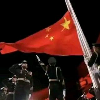 五星红旗迎风飘扬