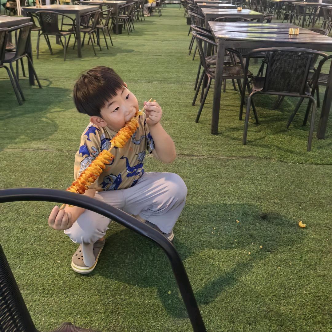 娇羞俏寡妇在公交上被18个帅哥轮流让座