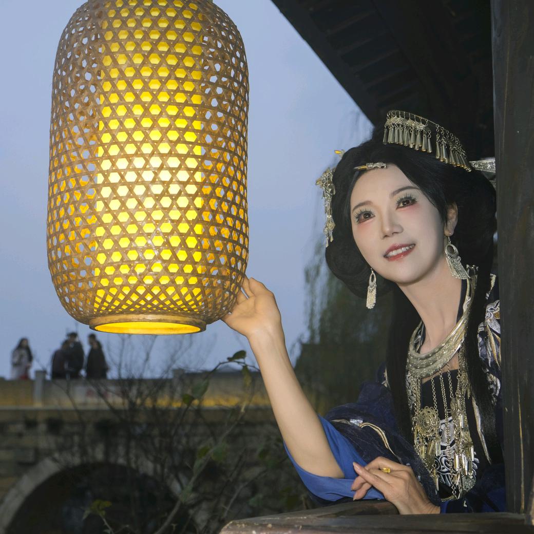 紫衣女人