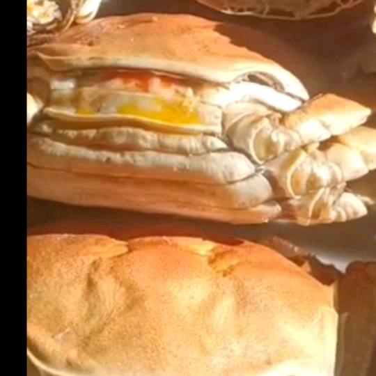 养肥大闸蟹的小姐姐