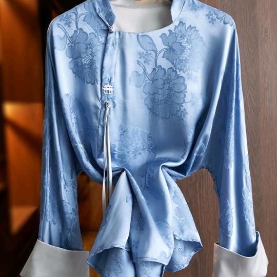 高大姐定制衣服。