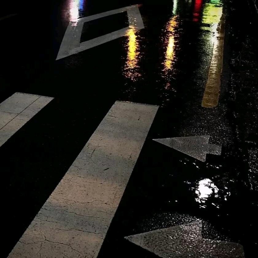 碎雨敲窗！