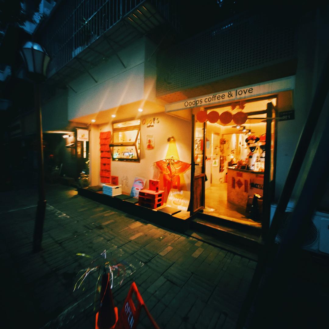 Ooops有光的咖啡店