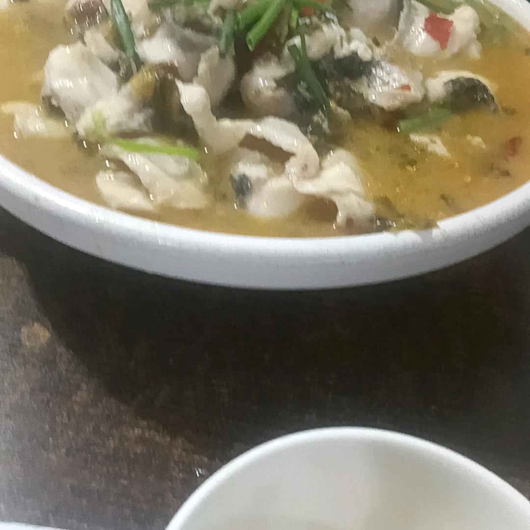 叼着烟头，徘徊街头