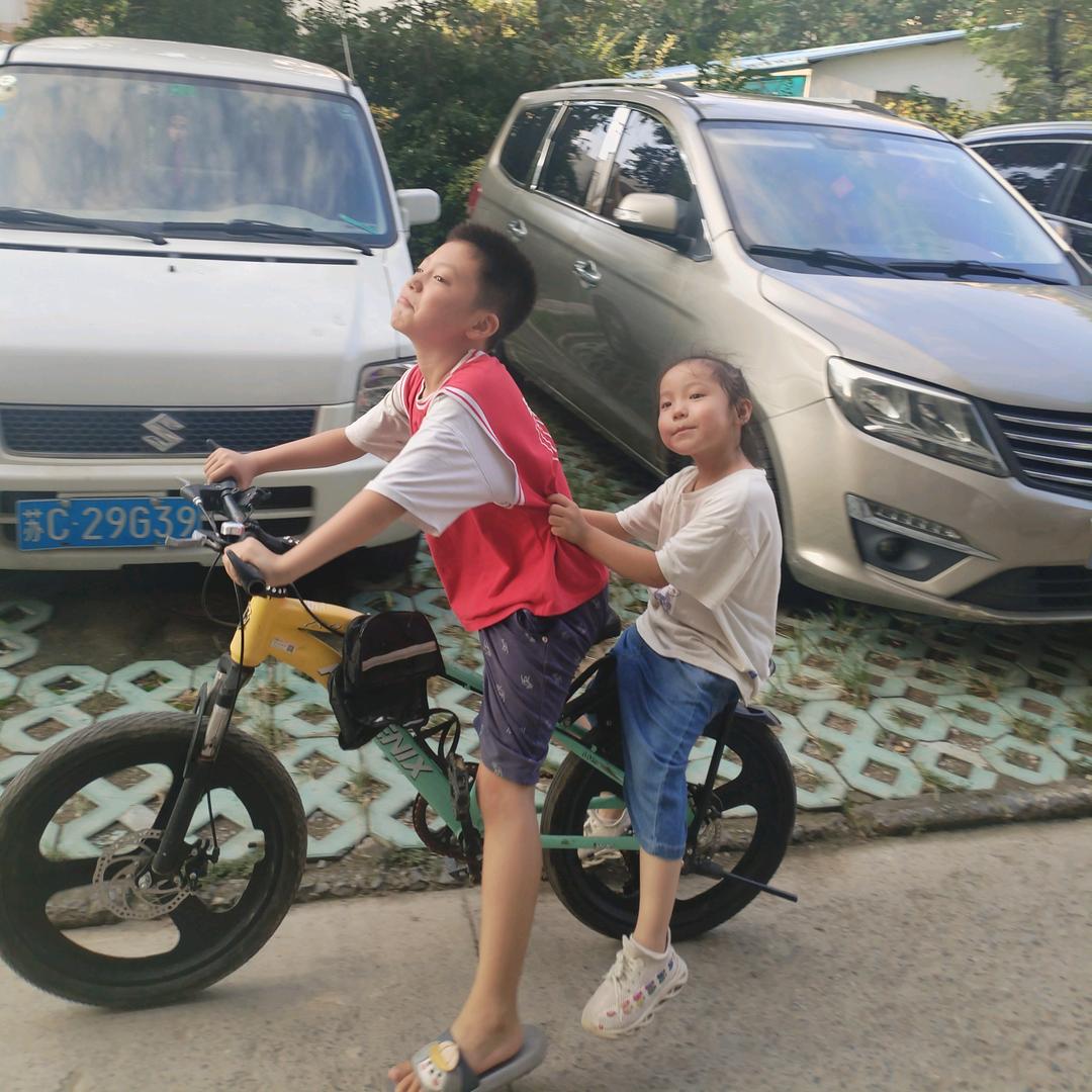 小汤和两个孩子的日常生活