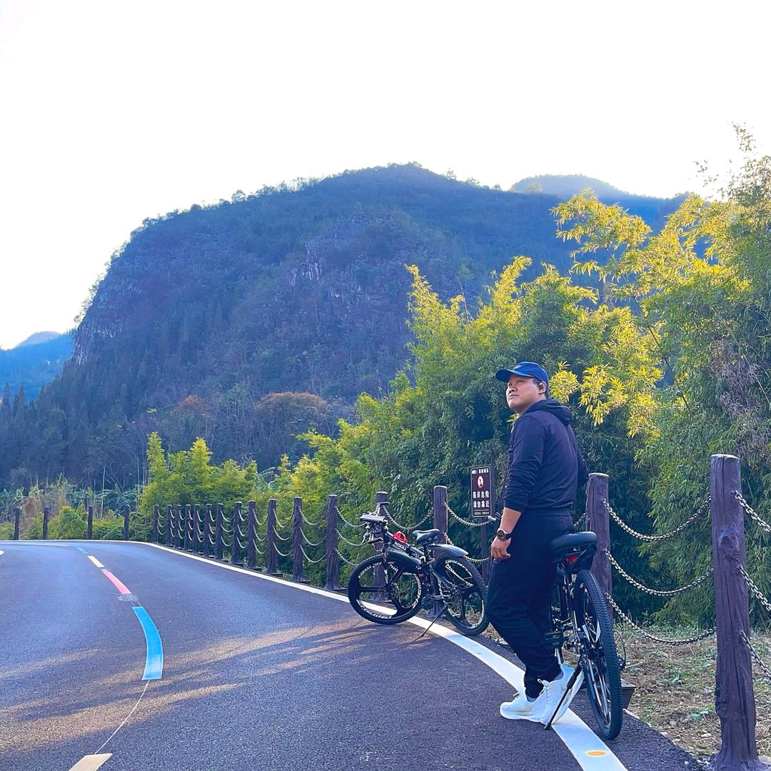 爱唱歌和骑摩托的可乐哥