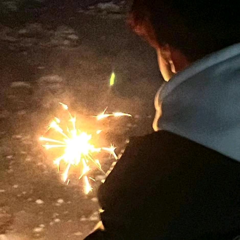 ✋🏿             🤚🏿