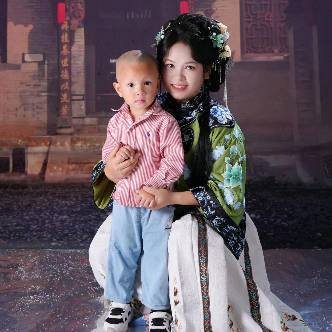 金夫人（带娃中）