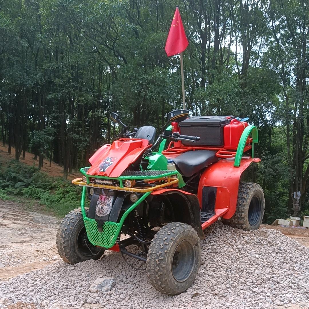 小四轮车越野的大叔