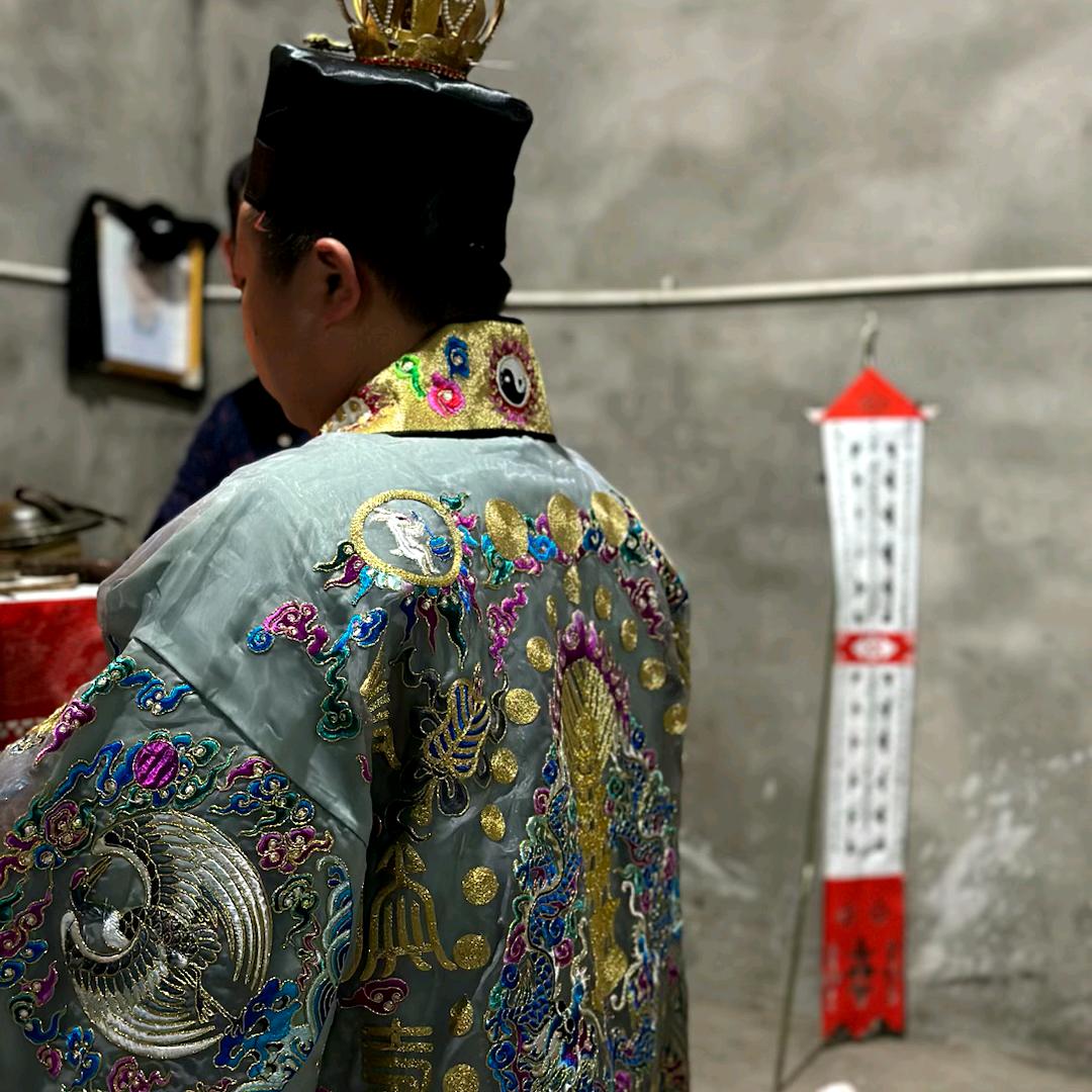 篤信好学，坚守善道。