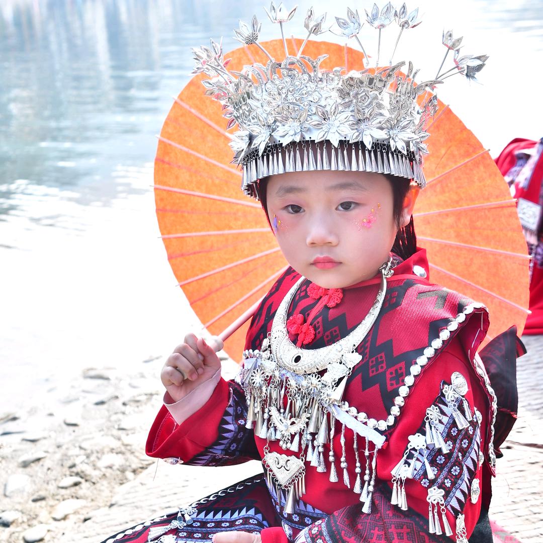 两只$黄黎$鸣翠柳