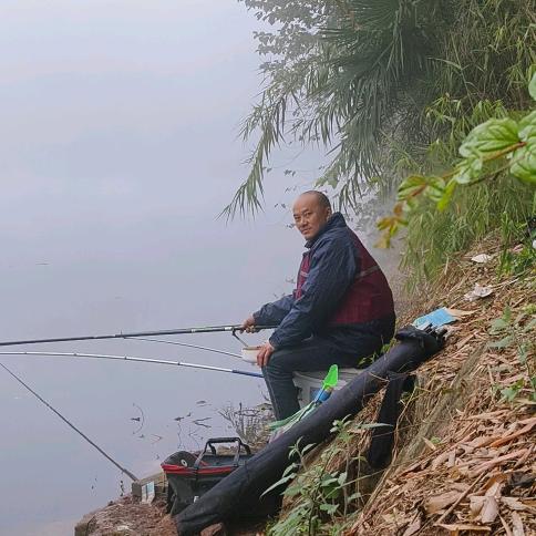 军哥爱钓鱼（请叫我红尾专业户）