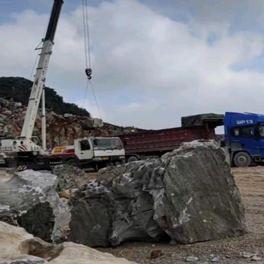 梁不明