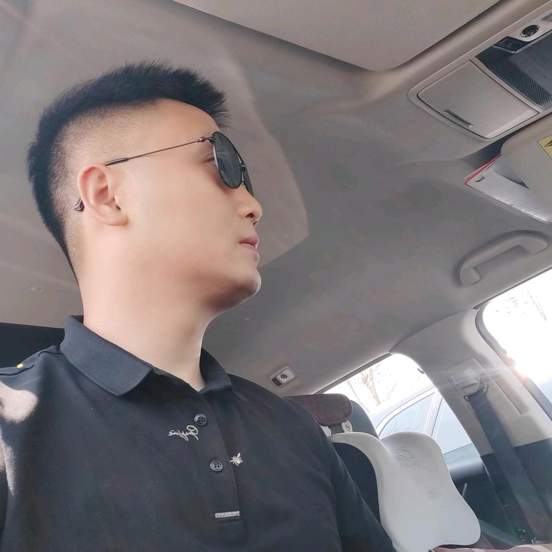 冲压废料输送机：杨明