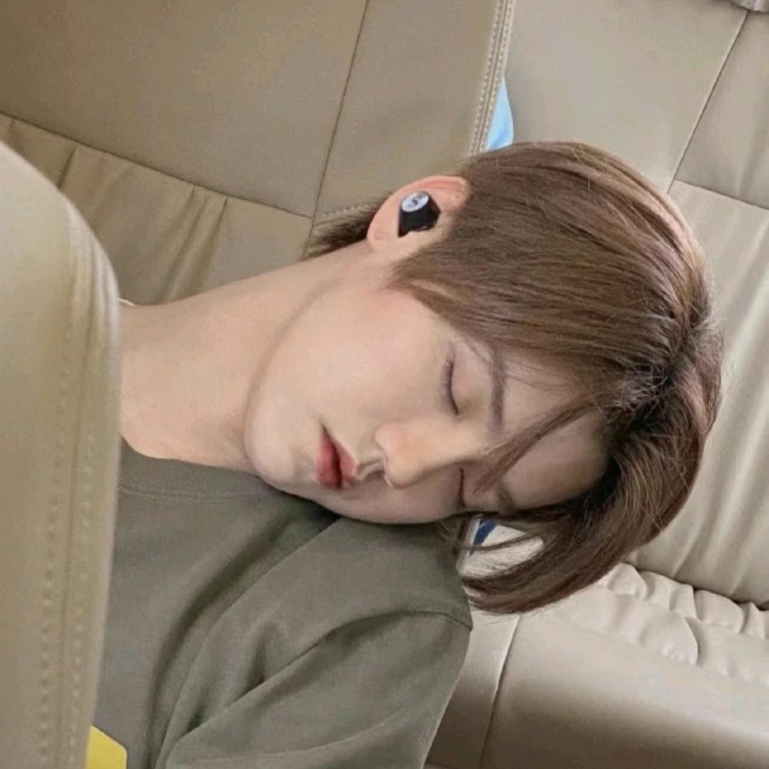 绝情后爸当街暴打卖女孩的小火柴