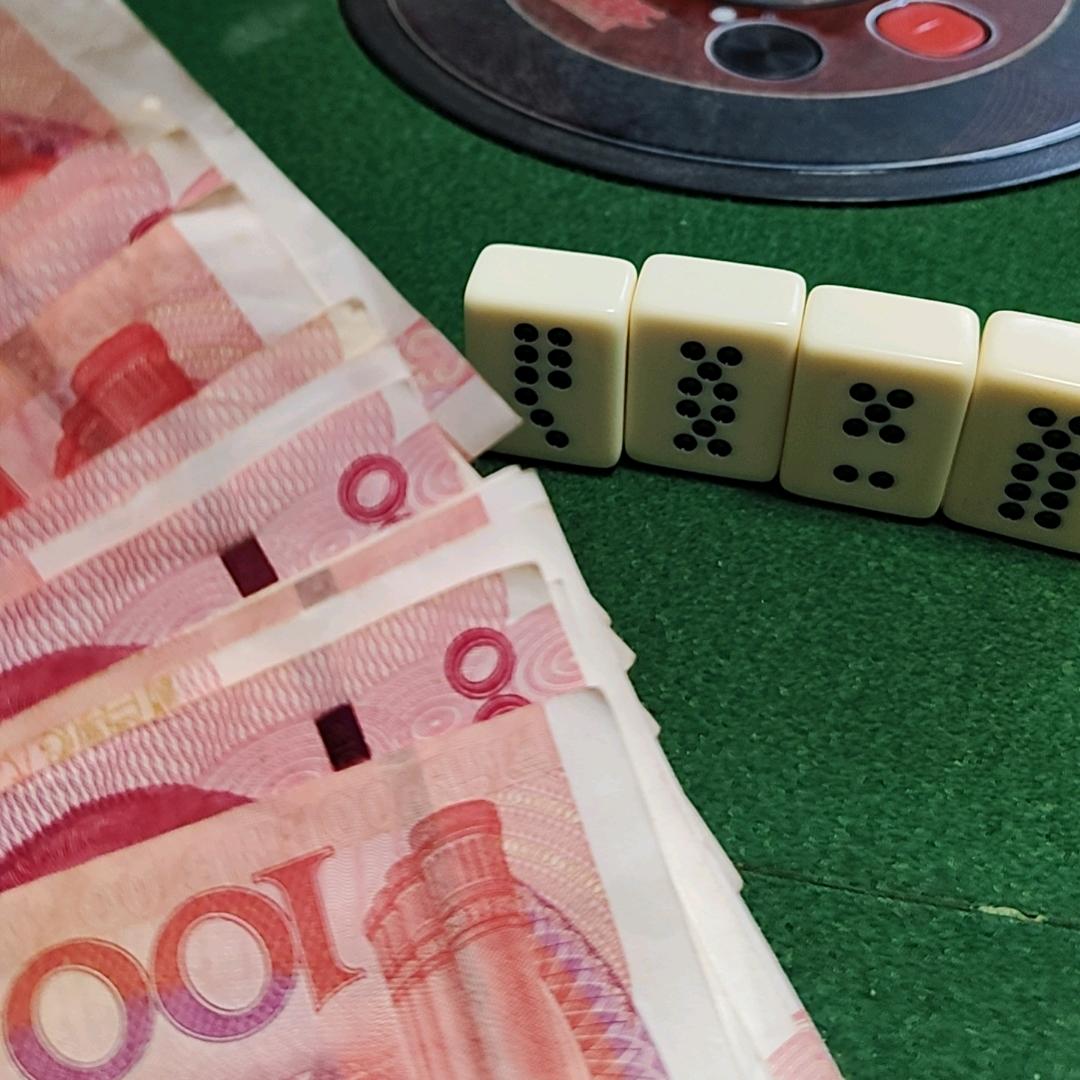 挂墙上都不老实