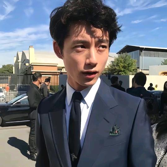 去酒吧点鸭看见老公穿兔女郎跳钢管舞