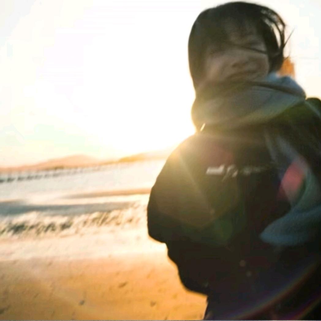 于八月赴海