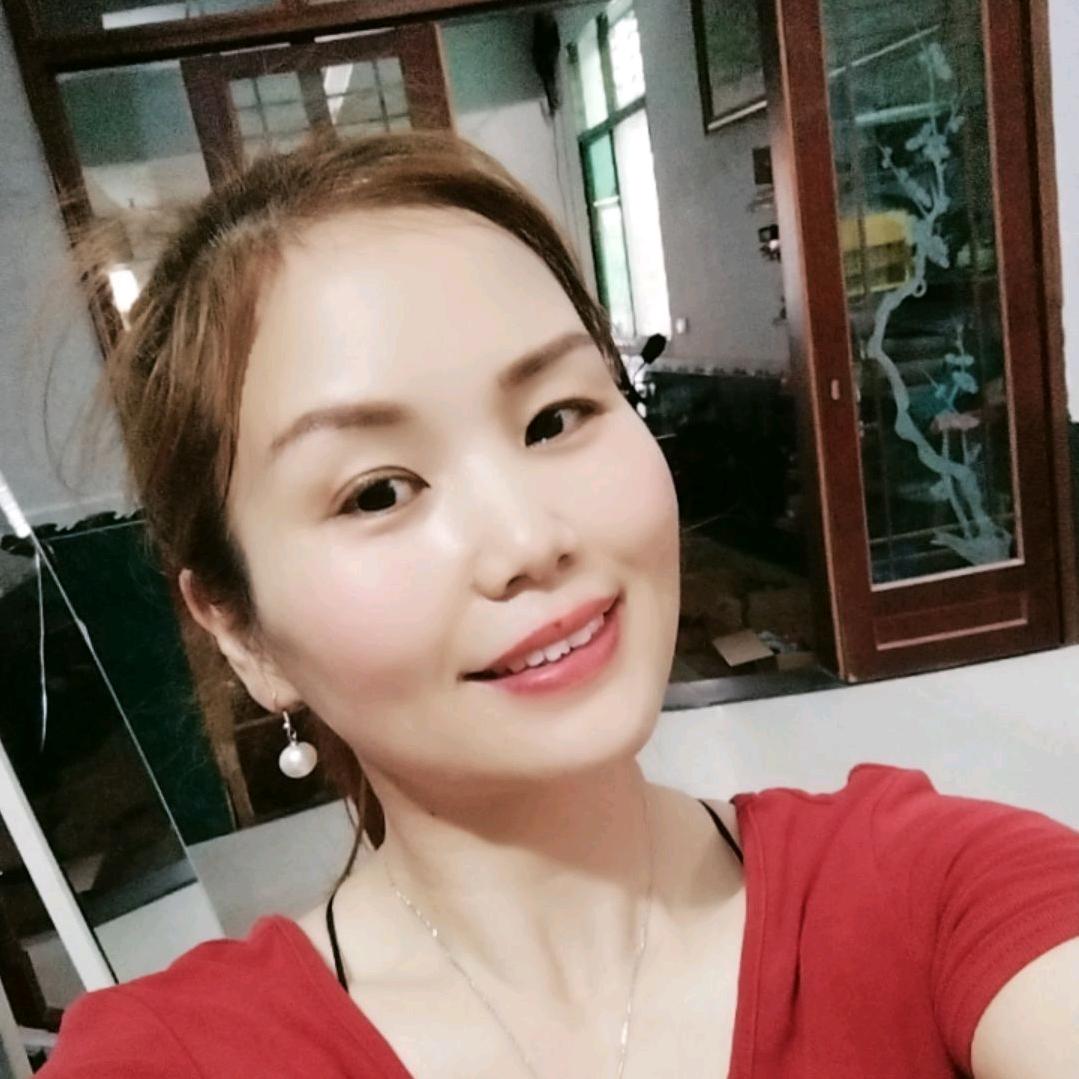 小洁妹（屈子祠镇中国红鼓舞团）团长