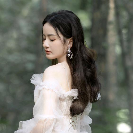 卷发美少女🧡